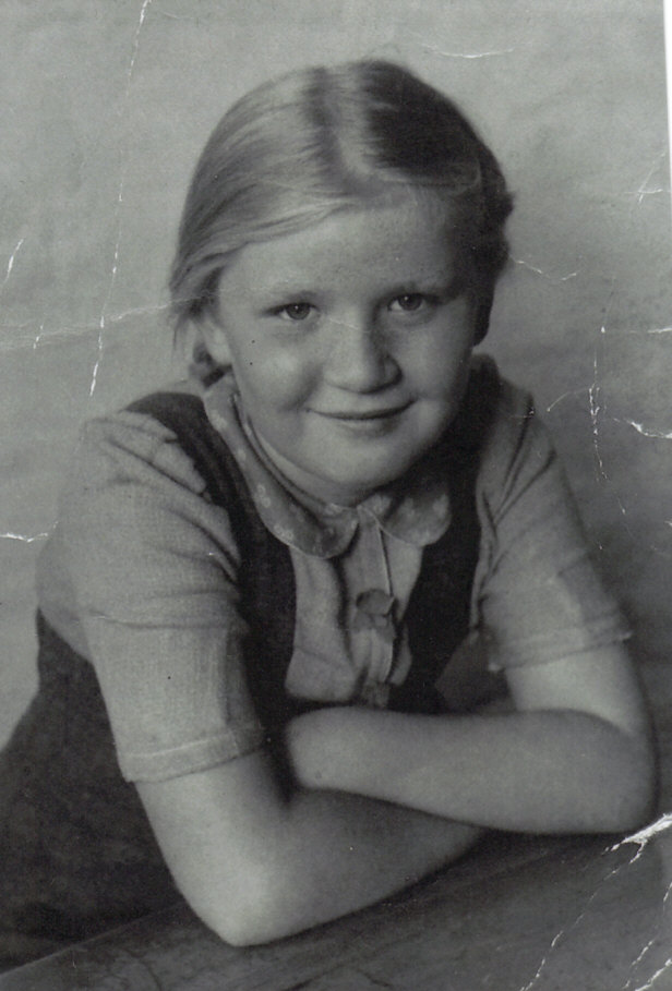 Junges Mädchen in schwarz weiss