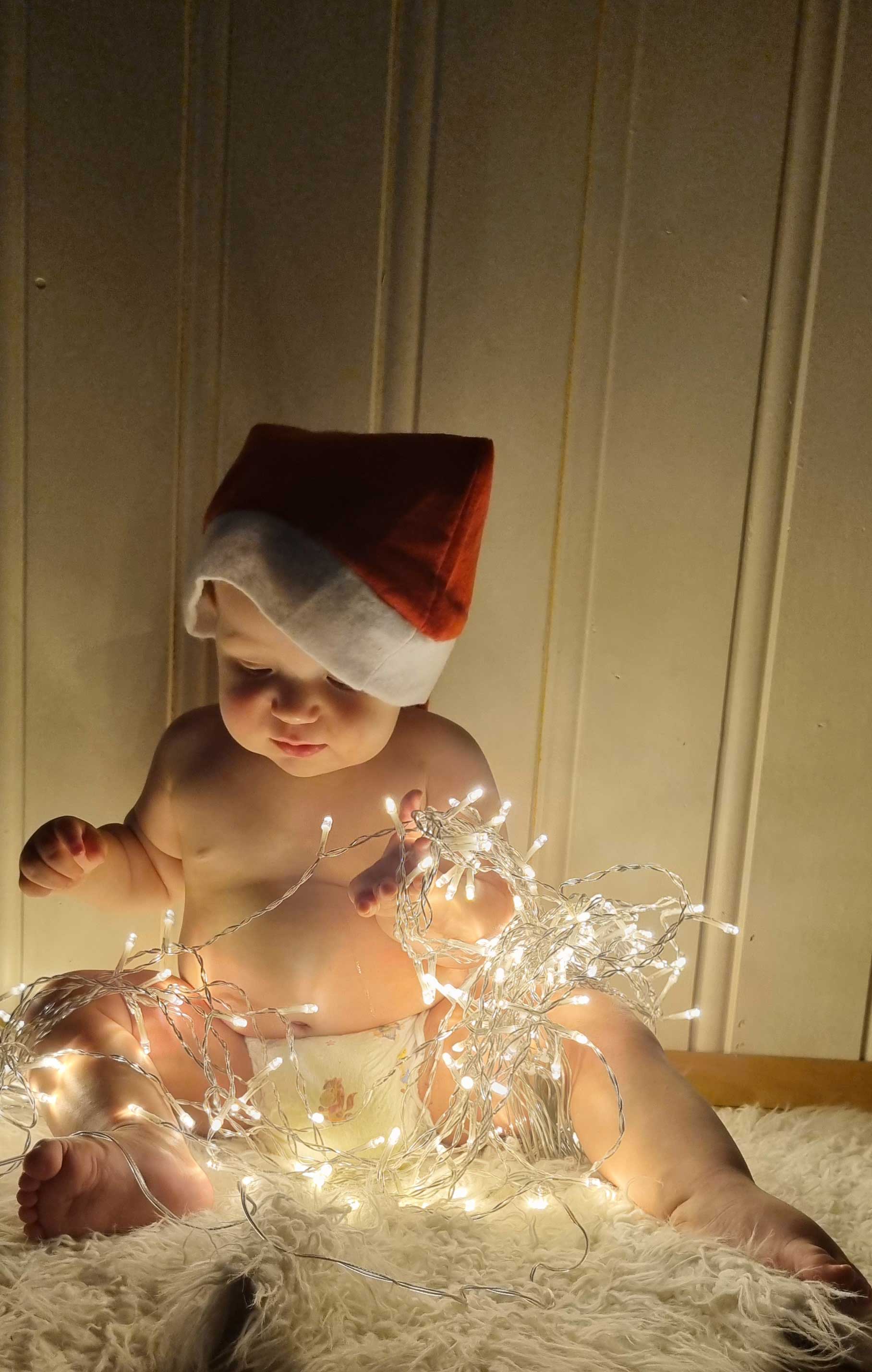 Baby mit Weihnachtsmütze