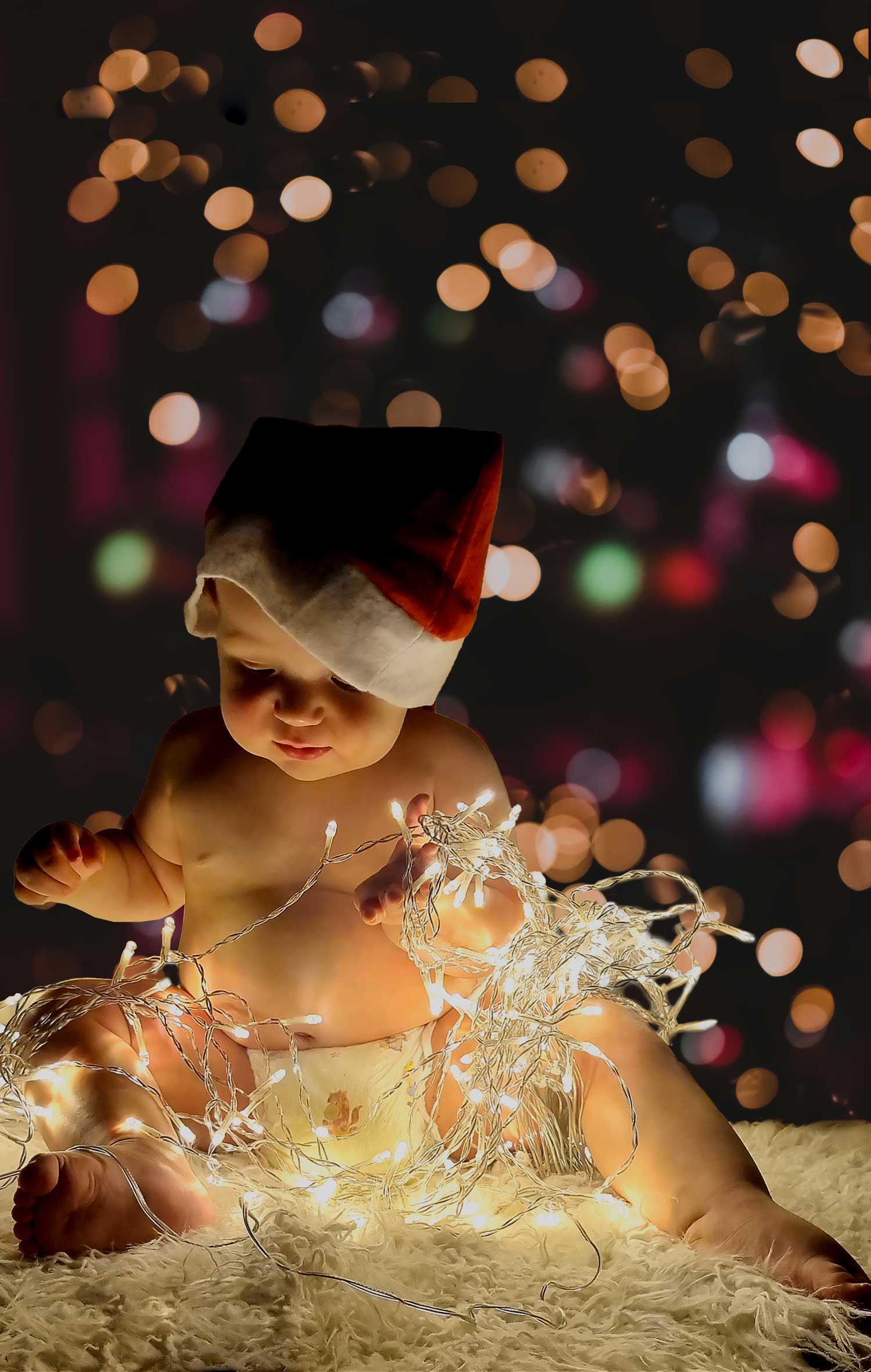 Baby mit Weihnachtsmütze bearbeitet