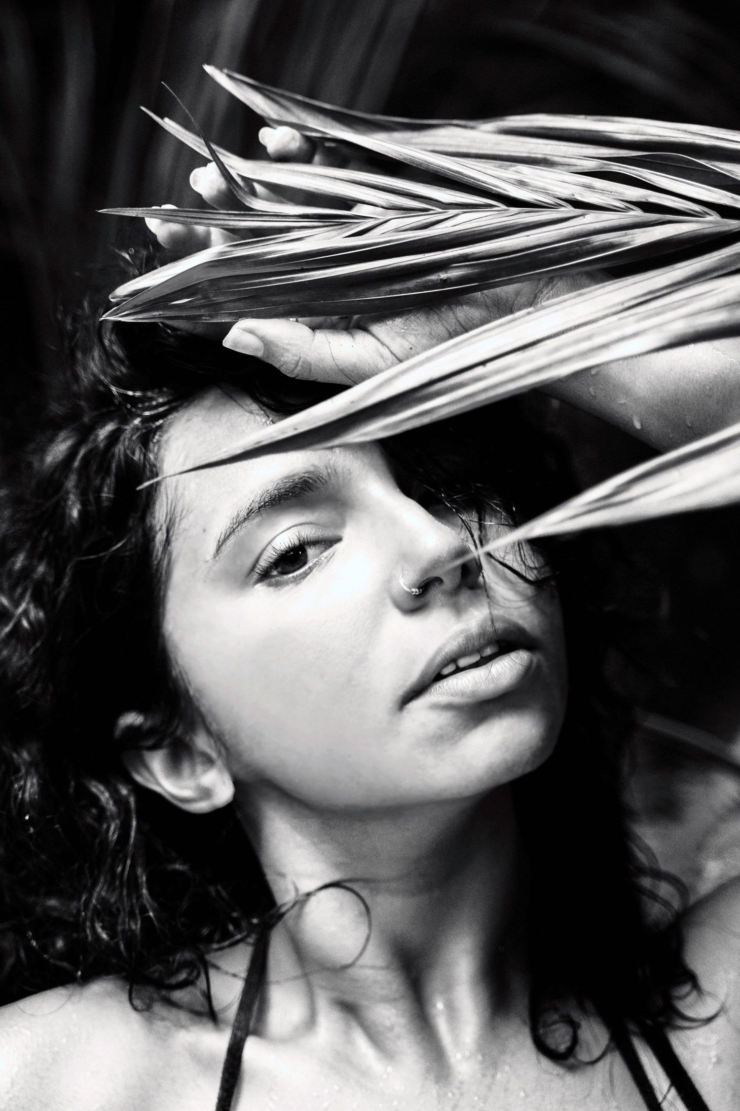 Frau ohne Akne bearbeitet schwarz weiss